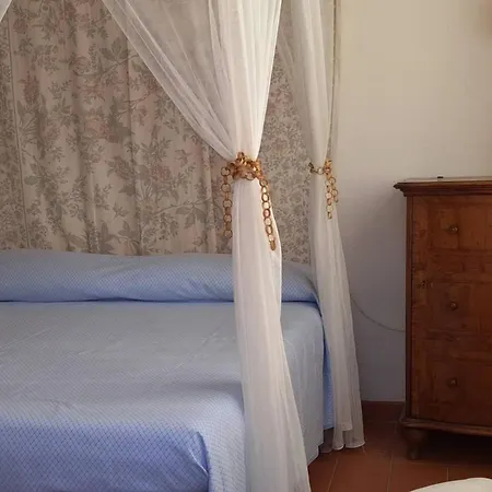 펜션 Charming House In With Fireplace And Sunny Terrace
