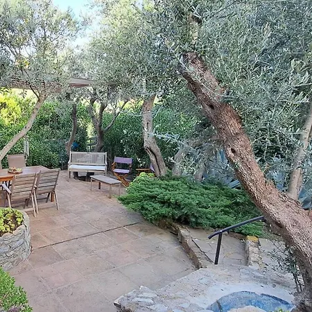 Dom wakacyjny Charming House In With Fireplace And Sunny Terrace