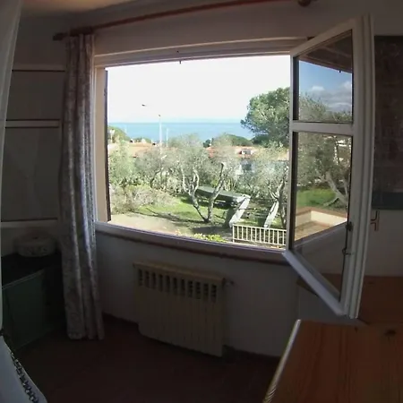 Dom wakacyjny Charming House In With Fireplace And Sunny Terrace Cavo